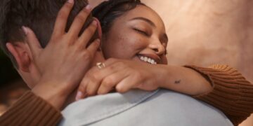 Hablar antes que escribir: la clave que da Hinge para crear conexiones más profundas y auténticas