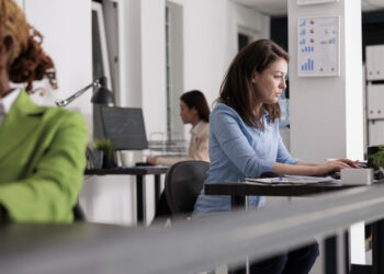 El 77% de las mujeres considera imprescindible el trabajo híbrido para aceptar un empleo