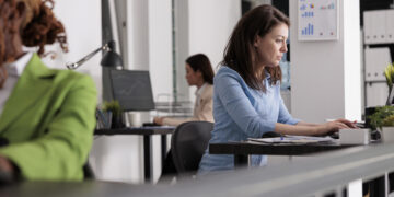 El 77% de las mujeres considera imprescindible el trabajo híbrido para aceptar un empleo