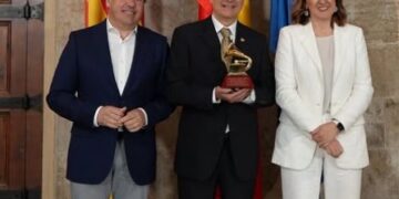 Juanfran Pérez Llorca recibe a Rafael Serrallet, el primer valenciano galardonado con un Latin Grammy al mejor álbum instrumental